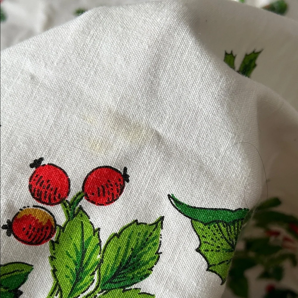 Christmas Holiday circular cotton Tablecloth with Red and Green berry  Design